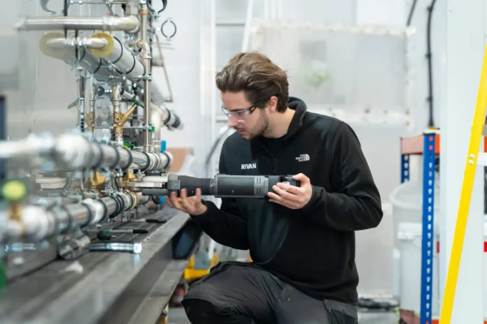 planta industrial produzindo combustíveis sintéticos a partir de energia renovável