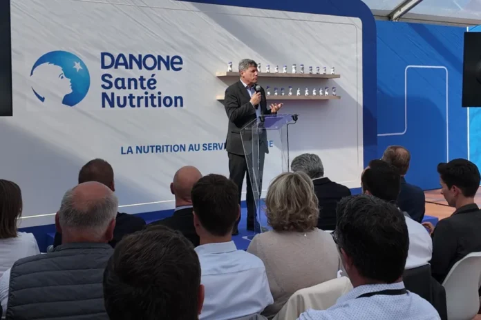 O que a Danone inaugurou em Steenvoorde? A Danone inaugurou uma nova linha de produção dedicada à nutrição médica em sua unidade de Steenvoorde, na França, com capacidade para cerca de 20 milhões de litros de suplementos nutricionais orais por ano. Quanto a Danone investiu na nova linha de nutrição médica? O projeto está associado a um investimento de € 70 milhões na unidade francesa. O que será produzido na fábrica de Steenvoorde? A unidade poderá fabricar aproximadamente 150 referências da linha Fortimel, além de fórmulas infantis e ingredientes nutricionais especializados. Por que a Danone está ampliando sua produção de nutrição médica? A companhia relaciona a expansão ao envelhecimento da população, à incidência de doenças crônicas e à crescente necessidade de soluções nutricionais voltadas a pacientes com demandas específicas