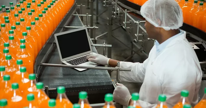 Produtos alimentícios embalados de diferentes categorias organizados lado a lado, representando um portfólio da indústria de alimentos